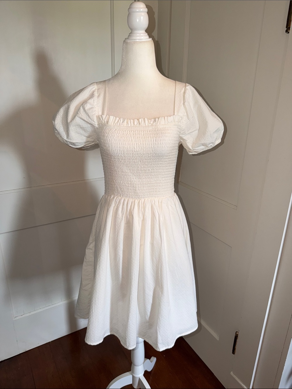 Juniors Classic White Puff-Sleeve Smocked Dress Copper Key Size Medium